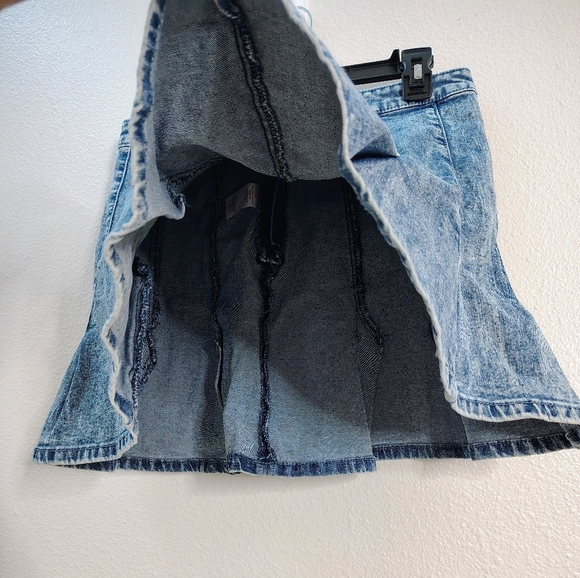 No Boundaries Classic Blue Denim Pleated A-line Mini Skirt Zip Back Sz Small - Picture 6 of 8